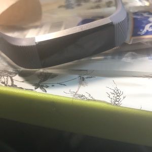 Fitbit Alta with extra band comes with charger